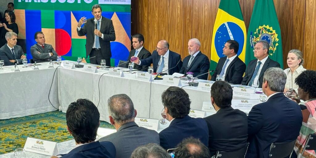 Lula entrega projeto de isenção de IR para quem ganha até R$ 5 mil Lula entrega projeto de isenção de IR para quem ganha até R$ 5 mil