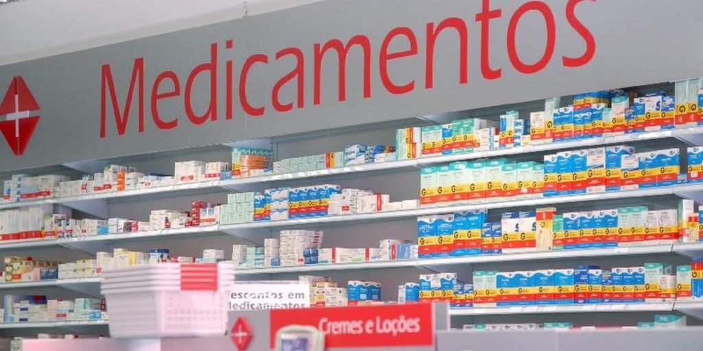 Entidades criticam permissão para farmacêutico prescrever medicamento Entidades criticam permissão para farmacêutico prescrever medicamento