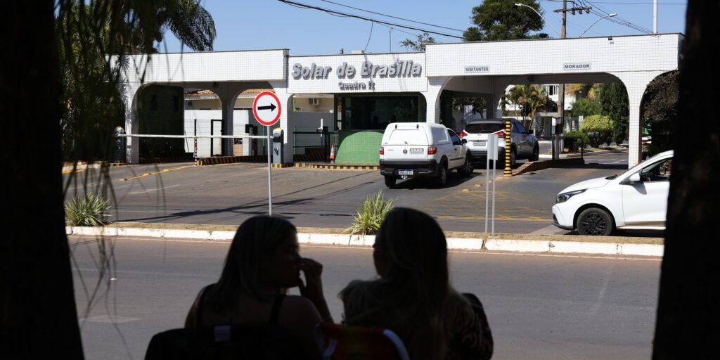 Polícia reconhece falhas em relatório de vistoria na casa de Bolsonaro Polícia reconhece falhas em relatório de vistoria na casa de Bolsonaro