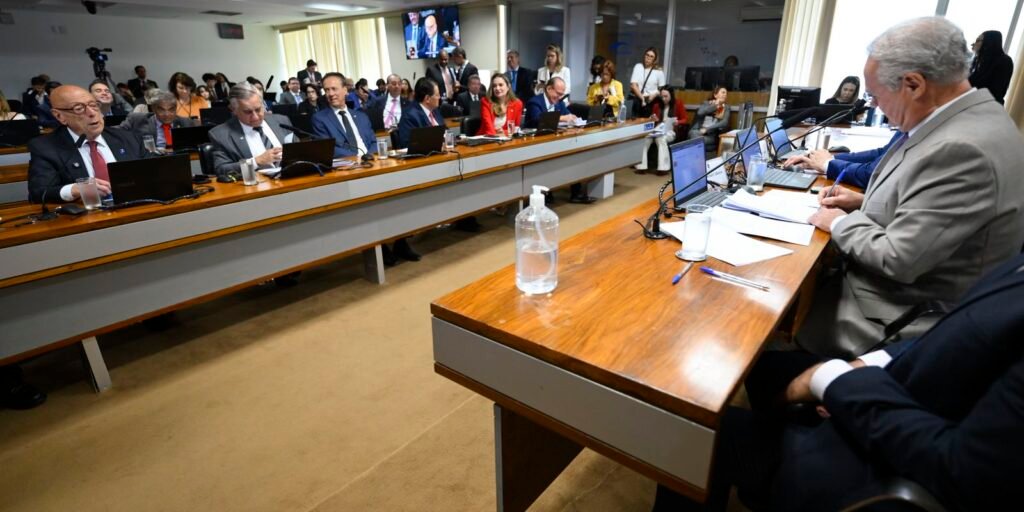 Comissão do Senado aprova isenção do IR para quem ganha até R$ 5 mil Comissão do Senado aprova isenção do IR para quem ganha até R$ 5 mil