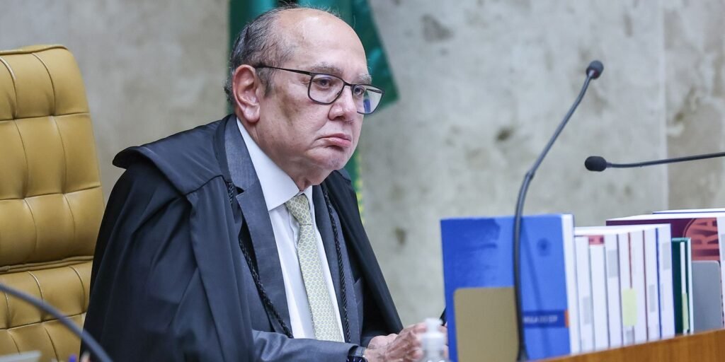 STF sobreviveu, diz Mendes na última sessão sob comando de Barroso STF sobreviveu, diz Mendes na última sessão sob comando de Barroso