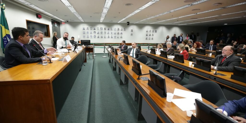 Conselho de Ética da Câmara instaura processo contra Eduardo Bolsonaro Conselho de Ética da Câmara instaura processo contra Eduardo Bolsonaro