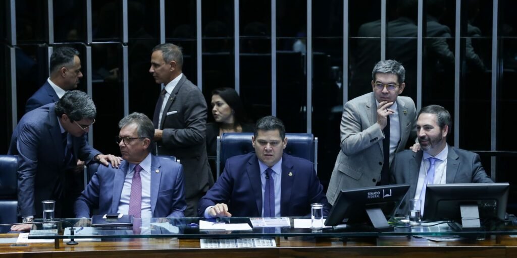 Senado aprova retirada de despesas com tarifaço do teto de gastos Senado aprova retirada de despesas com tarifaço do teto de gastos