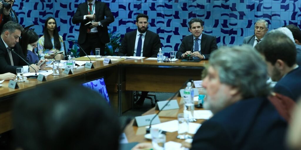 Líderes devem avaliar hoje isenção do IR até R$ 5 mil, diz Motta Líderes devem avaliar hoje isenção do IR até R$ 5 mil, diz Motta