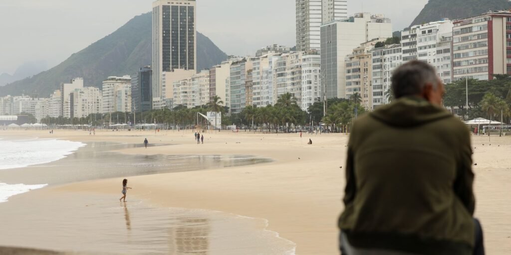 Frente fria chega ao Rio com pancadas de chuva e vento forte