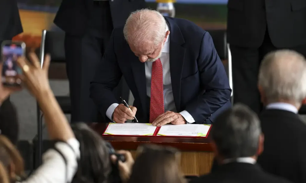 O presidente Lula vetou integralmente PL que reduz penas de Bolsonaro e condenados por atos golpistas O presidente Lula vetou integralmente PL que reduz penas de Bolsonaro e condenados por atos golpistas