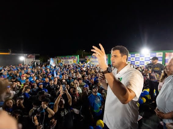 Em Balsas, Orleans Brandão assume compromissos com pacote de investimentos para impulsionar a região Sul diante de uma multidão