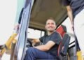 Prefeito Fernando Pessoa entrega pá-carregadeira para reforçar serviços públicos em Tuntum