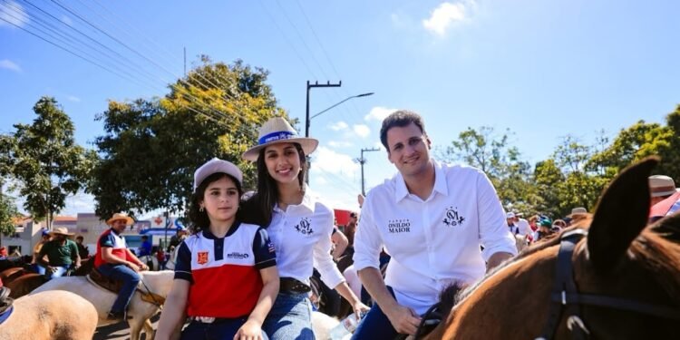 Orleans Brandão participa da Missa do Vaqueiro e destaca a força da tradição sertaneja na 34ª Vaquejada de Colinas