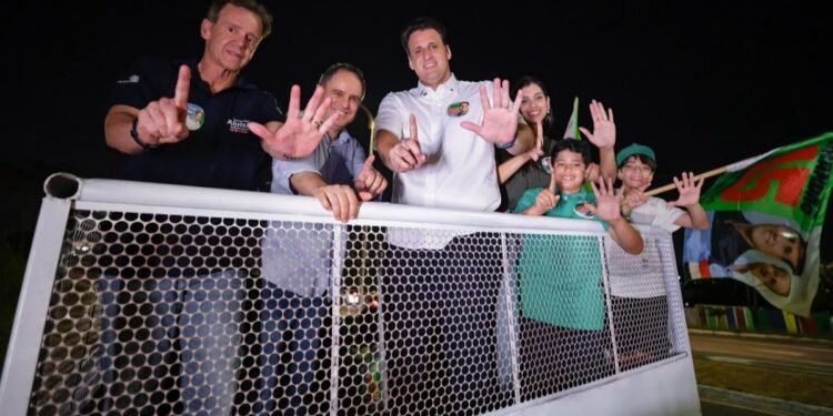 Orleans e Edivaldo percorrem bairros de São Luís em carreata marcada por manifestações de apoio popular