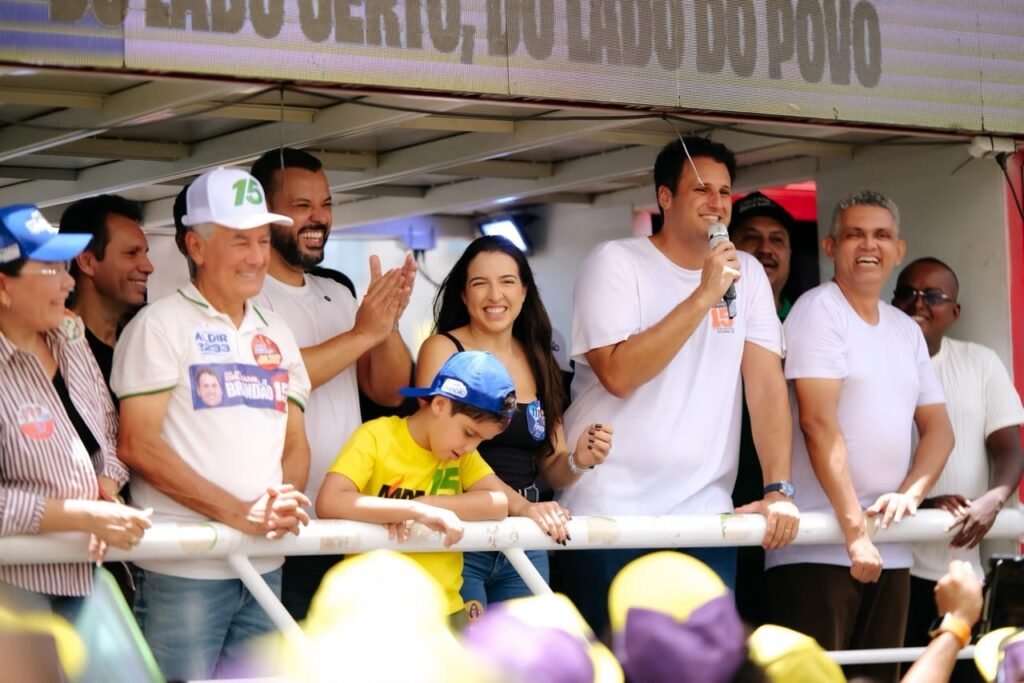 Mesmo sob sol intenso, uma grande multidão toma as ruas de Penalva em forte demonstração de apoio a Orleans Brandão