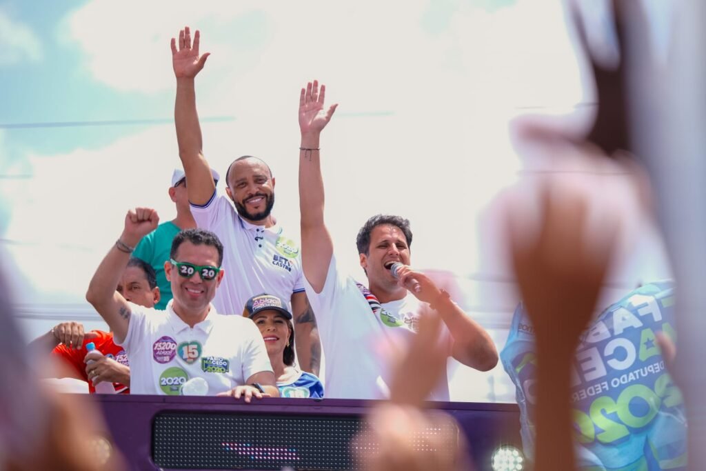 Beto Castro reúne multidão no Bairro de Fátima em Arrastão da Ilha em apoio a Orleans Brandão Beto Castro reúne multidão no Bairro de Fátima em Arrastão da Ilha em apoio a Orleans Brandão