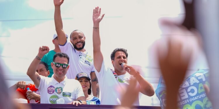 Beto Castro reúne multidão no Bairro de Fátima em Arrastão da Ilha em apoio a Orleans Brandão