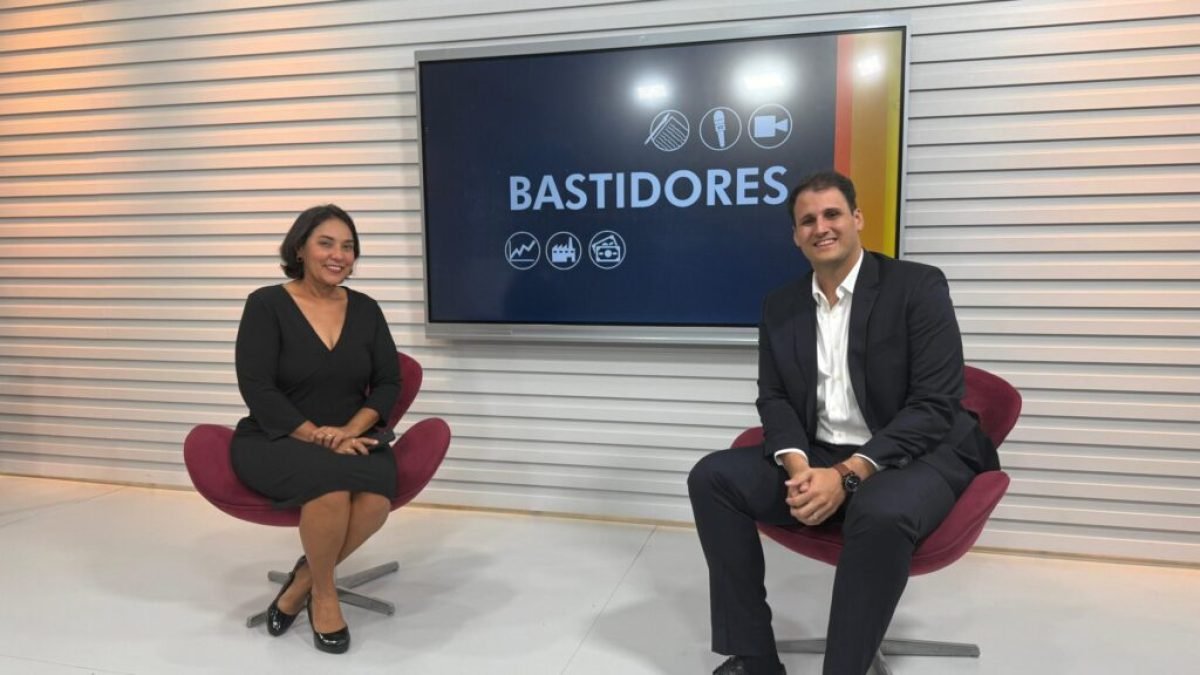 Jornalista Carla Lima entrevista ao secretário Orleans Brandão