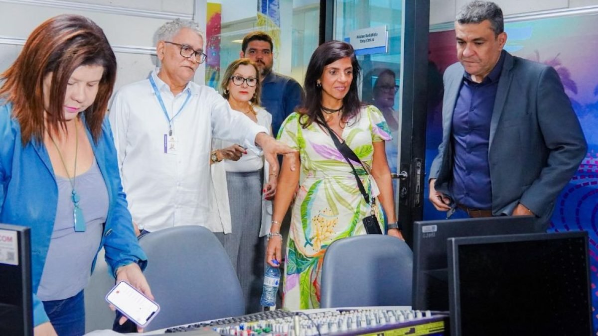 Diretor de Comunicação, Juraci Filho, e demais integrantes da Rádio Alema acompanharam a visita de Leila Herédia às instalações da emissora