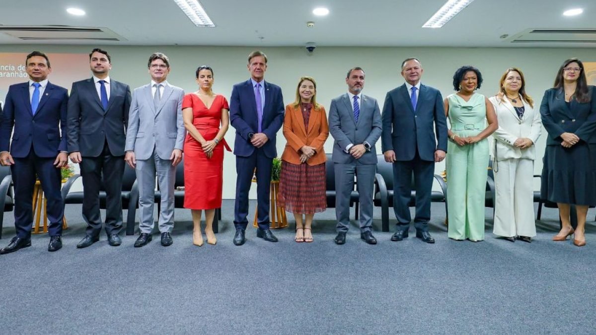 Iracema Vale, governador Carlos Brandão e outras autoridades na posse do novo superintendente regional da PF, Guilherme Augusto
