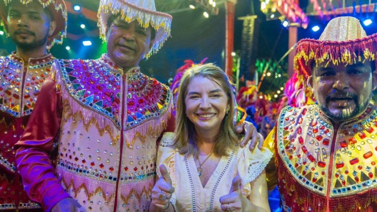 Presidente da Alema, deputada Iracema Vale, ao lado de brincantes de bumba meu boi, na abertura do Arraial da Assembleia, nesta quinta-feira