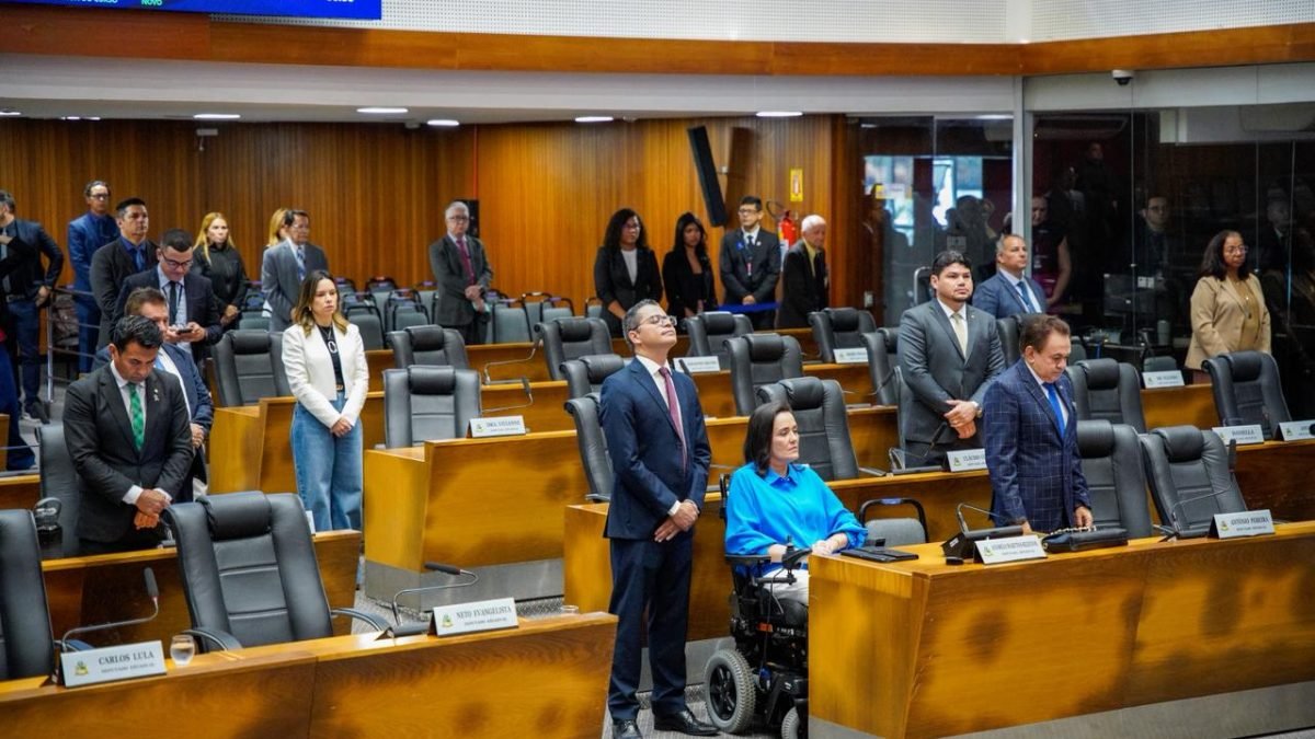 Deputados durante o minuto de silêncio no plenário da Alema