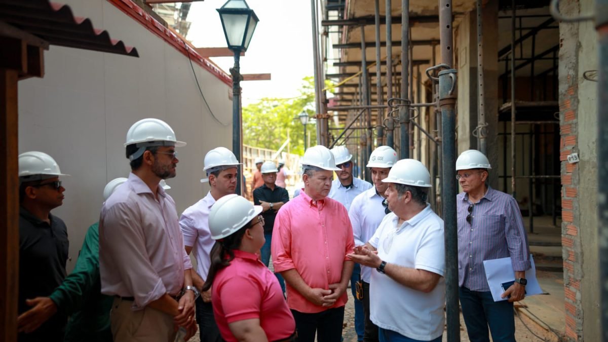 Carlos Brandão vistoria obra de revitalização do antigo Palácio do Comércio (Foto: divulgação)