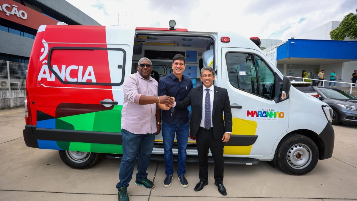 Deputado Osmar Filho e o secretário de estado da Saúde, Tiago Fernandes, entregam a ambulância ao prefeito de Olinda Nova do Maranhão, Valdenir Diniz
