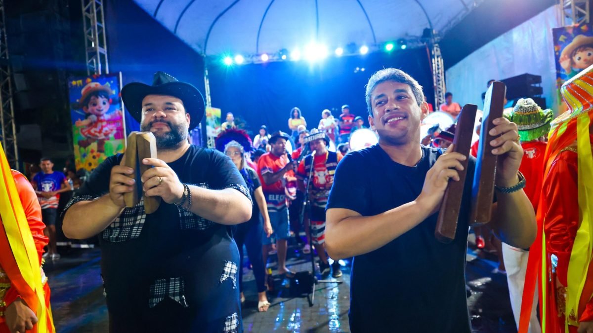 Prefeito Dr. Guilherme e o deputado Osmar Filho durante homenagens a São Pedro, em Primeira Cruz