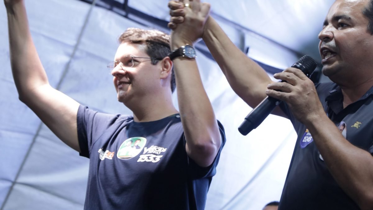 São Luís_ seguimos firmes_💙__Na área Itaqui-Bacanga_ estive com o _edson_gaguinho e o candidato a deputado estadual _ruijorge_neto _ em mais uma grand(