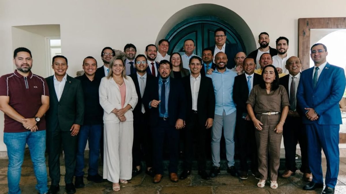 O governador do Maranhão, Carlos Brandão, recebeu nesta tarde 23 vereadores de São Luís