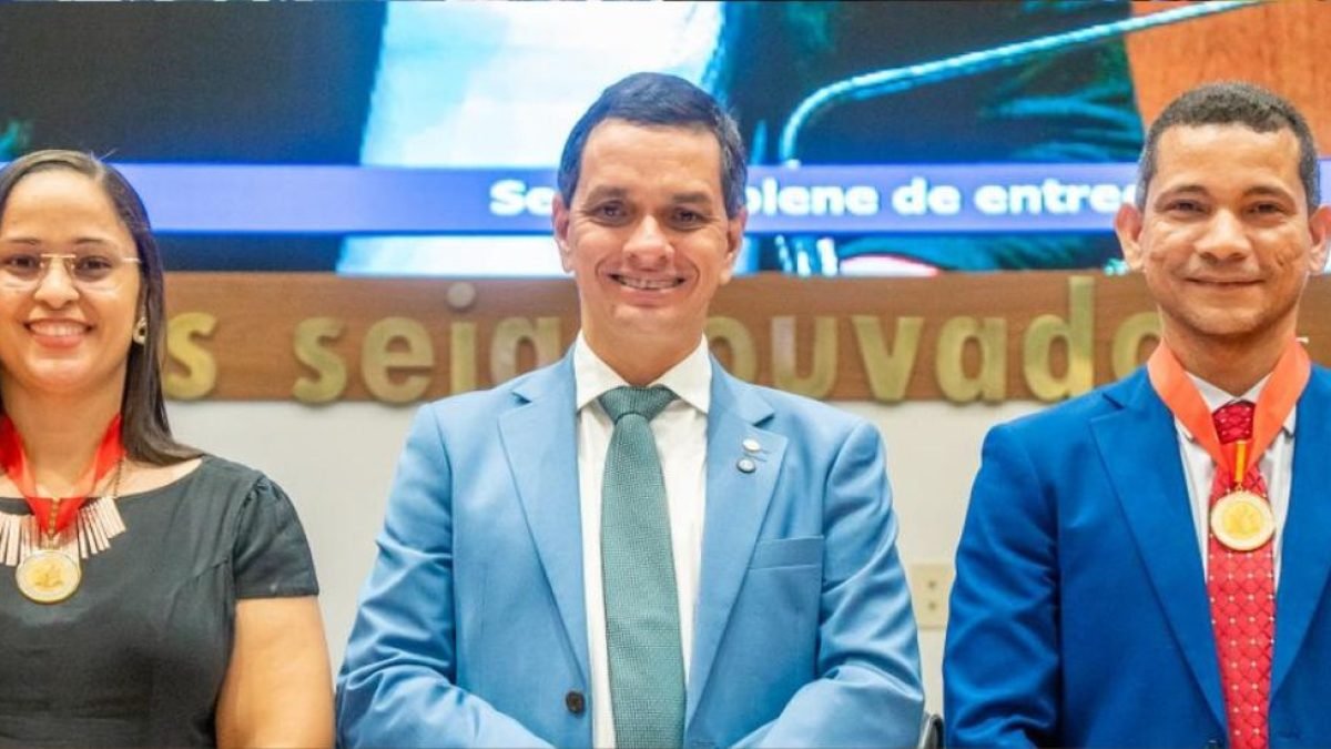 Deputado Ricardo Arruda entre os dois homenageados