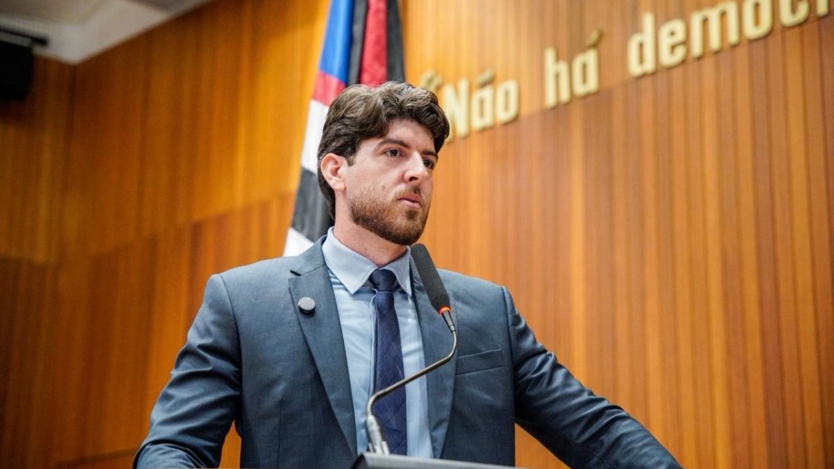 Deputado Davi Brandão durante discurso na tribuna da Assembleia Legislativa do Maranhão