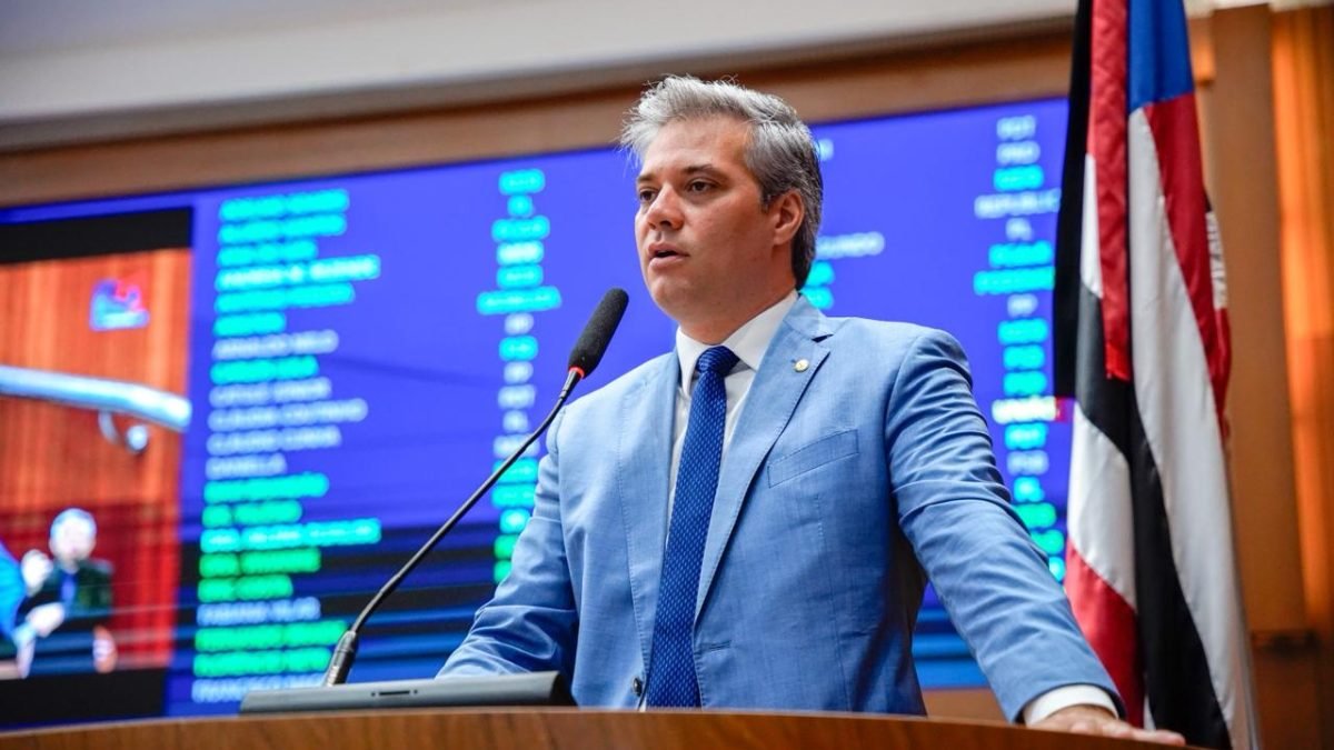 Deputado Neto Evangelista durante discurso na tribuna, na manhã desta quinta-feira (12)