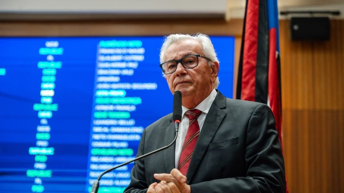 Deputado Arnaldo Melo profere discurso da tribuna na sessão plenária desta terça-feira
