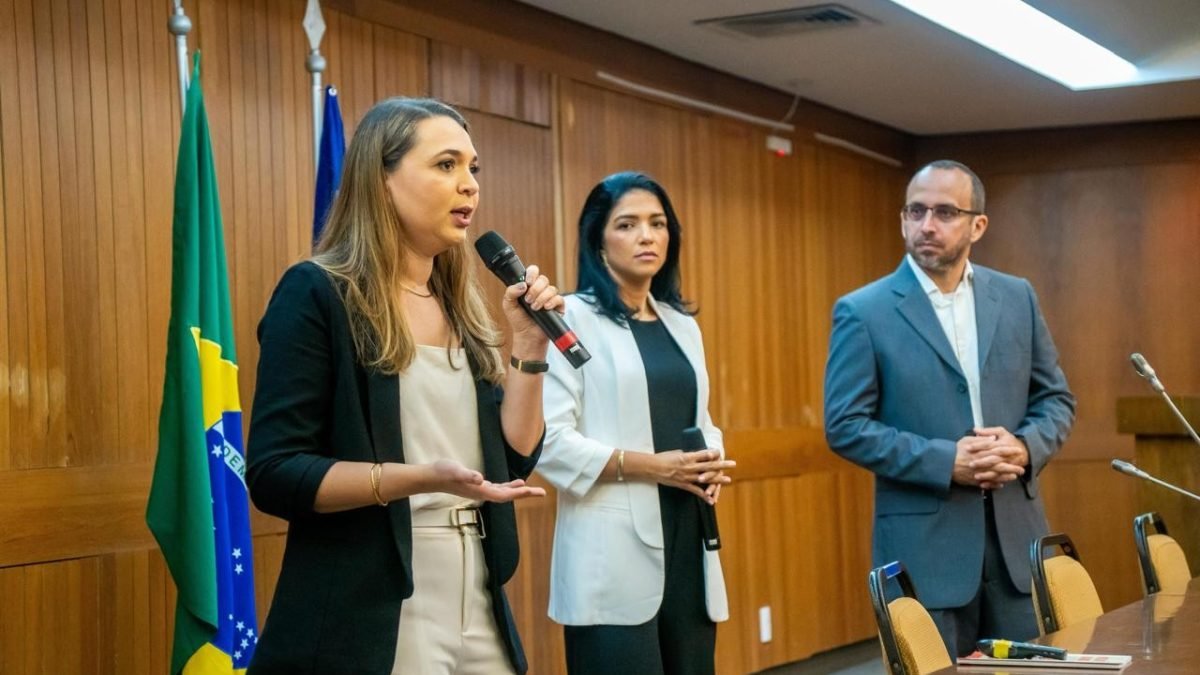 Ana Jakeline Galino, Adriane Nobre e Richardson Lima ministram a capacitação no Plenarinho, na Assembleia Legislativa