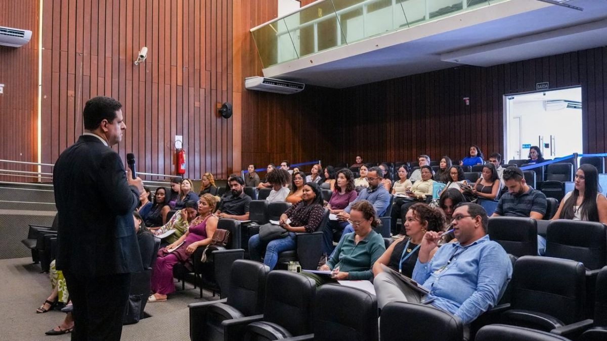 O consultor legislativo Anderson Rocha ministra aula do curso Direito Eleitoral no Auditório Fernando Falcão, na Assembleia Legislativa
