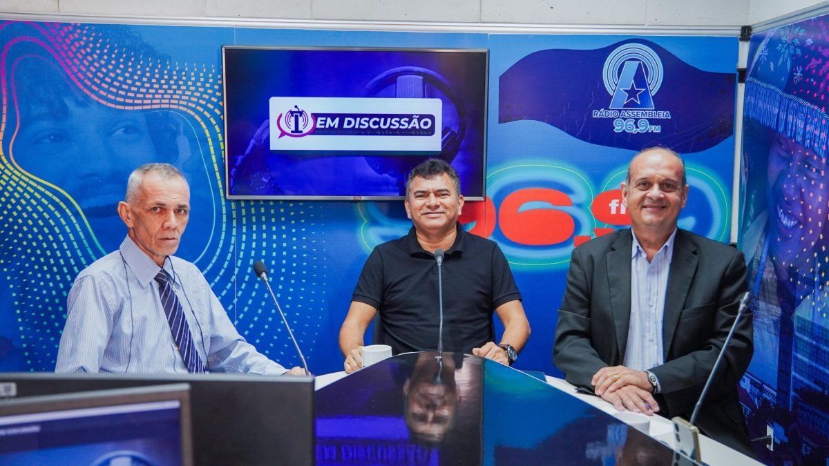 Os radialistas Álvaro Luiz e Henrique Pereira entrevistaram o escritor Antônio José Noberto nesta sexta-feira