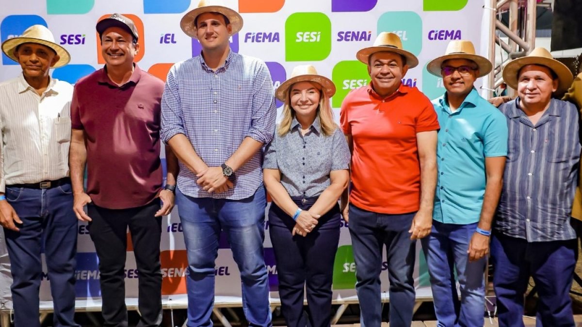 Iracema Vale com Orleans Brandão, Antônio Pereira, Ariston, Roberto Costa, Marcus Brandão, Edilson Baldez e Claudio Azevedo durante a abertura da 65ª Expoema, no Parque Independência, em São Luís