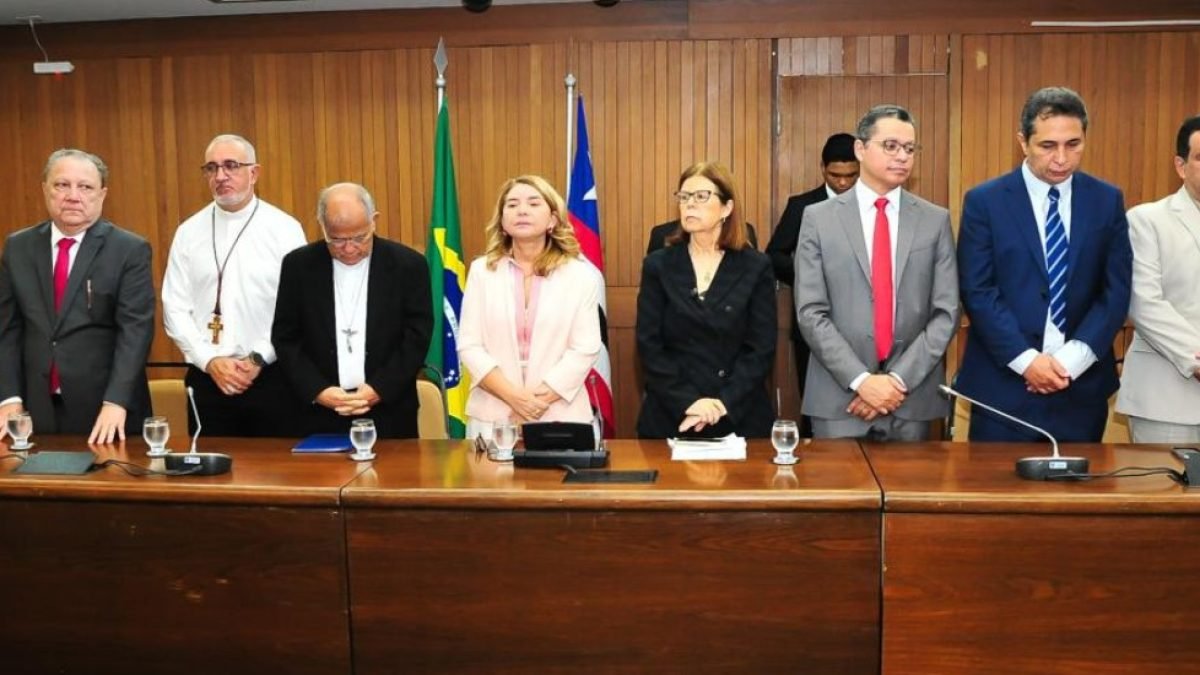 Participaram da solenidade, a presidente da Assembleia, Iracema Vale; a deputada Dra. Helena Duailibe, autora da proposta; o arcebispo de São Luís, Dom Gilberto Pastana; deputados, vereadores, outras autoridades; bispos, padres, diáconos e integrantes de movimentos católicos