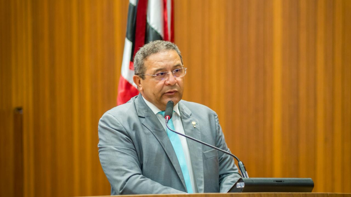Jotta Pinto durante discurso na tribuna da Assembleia