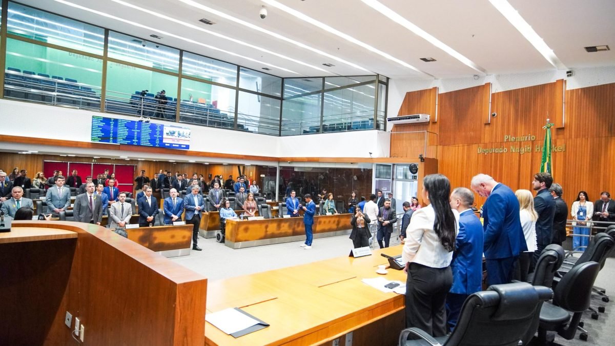 Deputados fazem minuto de silêncio durante a sessão desta quarta-feira