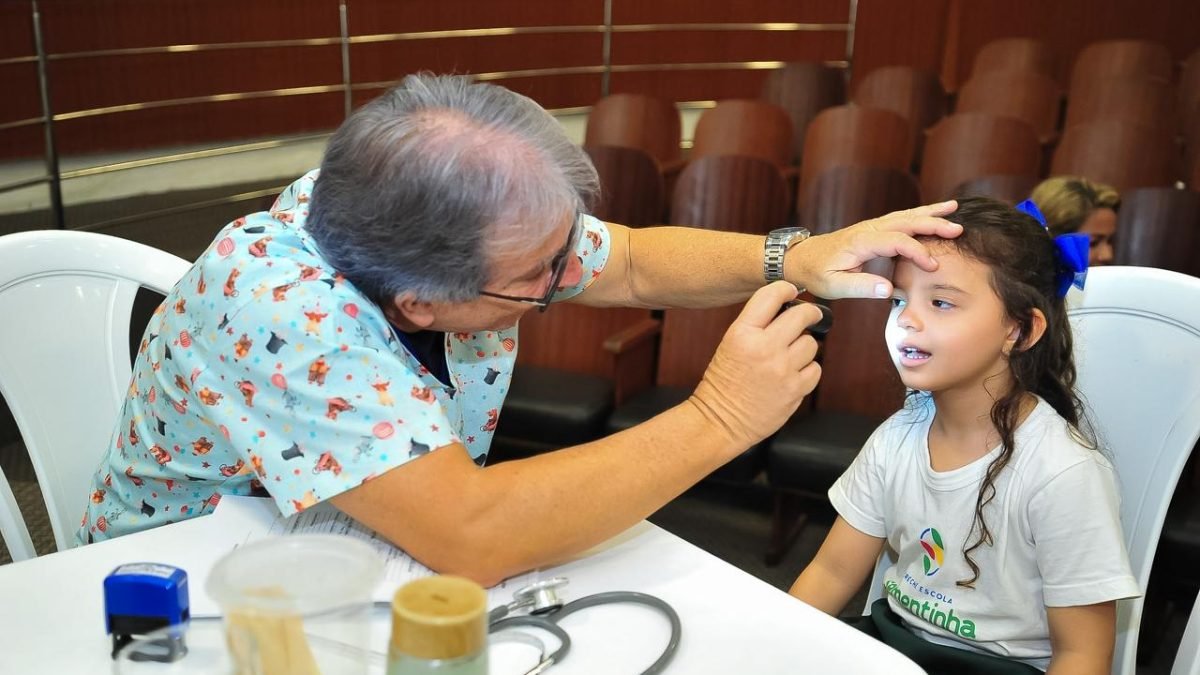 O pediatra Cláudio Araújo examina aluna da Creche-Escola Sementinha durante periódico biométrico
